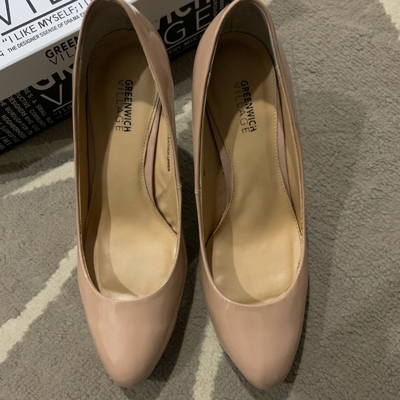 Greenwich Village Nude Pumps - Picture 2 of 3